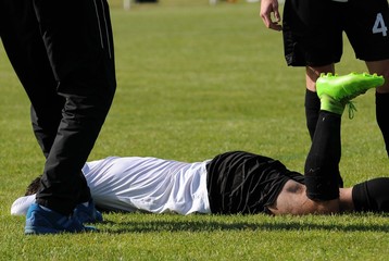 Fototapeta premium assistance au footballeur touché