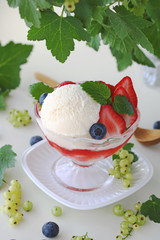 バニラアイスクリーム　ベリーソース　ベリー