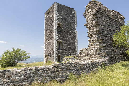 Mittelalterlicher Wehrturm im &Ouml;rtchen Mirabel, S&uuml;dfrankreich