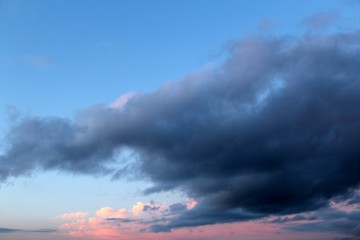 Obraz premium Beautiful sunset with pink clouds. Evening sky background.