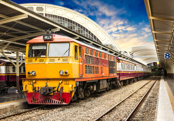 Obraz premium Classic train in railway station