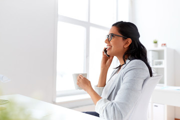 Obraz na płótnie Canvas businesswoman calling on smartphone at office