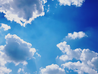 Fototapeta Pierzaste chmury na tle niebieskiego nieba obraz