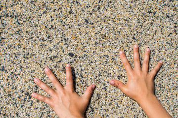 Manos en la arena