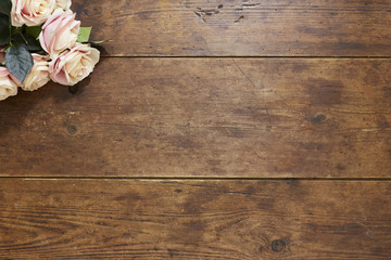 Obraz premium Róże na tle rustykalnym drewna