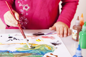 Naklejka premium beautiful baby girl learning to draw (training, development, abilities)