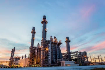 Foto op Plexiglas Industrieel gebouw Raffinaderij van een petrochemische industrie bij nacht
