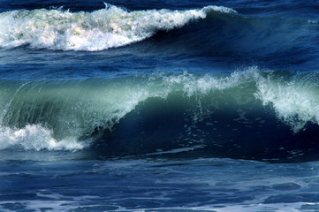 ocean waves crashing and rolling 