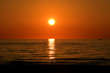 Fototapeta na wymiar ocean beach sunset with colorfull skies
