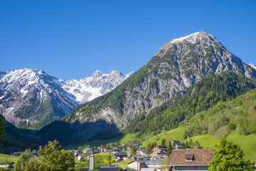 Brand/Village avec les Alpes autrichiennes