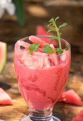 Smoothie aus Wassermelone, eine sommerliche Erfrischung 