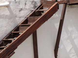 escalera antigua de madera