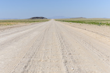 Landschaft mit gerader Strasse / Landschaft mit gerader Strasse bis zum Horizont, Namibia, Afrika.
