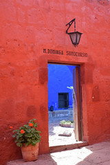 Murs rouge et bleu du monastère Santa Catalina à Arequipa au Pérou