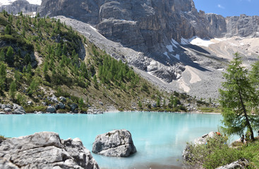 Der wunderschöne Sorapissee in Belluno, Italien, mit seiner einzigartigen Farbe. Der schönste Bergsee, den ich jemals gesehen habe. 