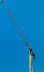 Grua e céu azul.