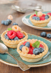 Fruit tartlets with cream