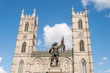 Fototapeta na wymiar Notre-Dame Basilica and Maisonneuve Monument in Montreal