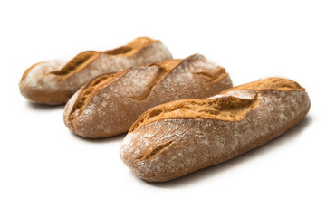 Pane fresco tipo ciabatta isolato su fondo bianco
