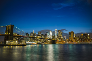Fototapeta premium Brooklyn Bridge i Manhattan Skyline w nocy