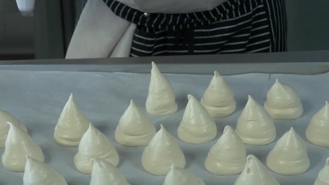 preparazione delle tette delle monache, dolce tipico pugliese