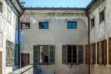 Fototapeta na wymiar View of the narrow streets of Tirano in Italian Valtellina - 4