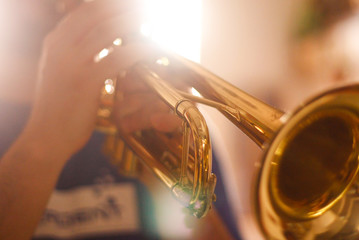 Obraz na płótnie Canvas Trompeta y luz de fondo