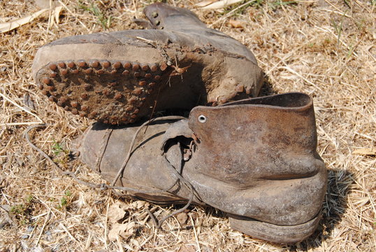 chaussures clout&eacute;e