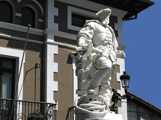 Obraz premium Estatua en granito de Juan Sebastián Elcano