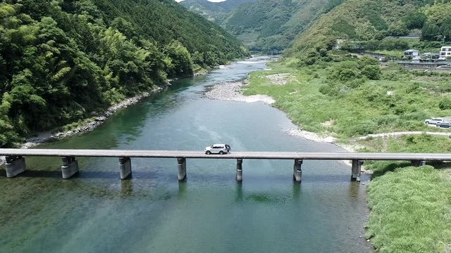 仁淀ブルーの清流に架かる浅尾沈下橋を望むドローン空撮（高知県越知町）