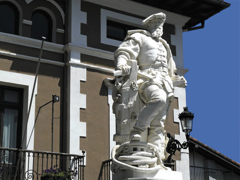 Estatua en granito de Juan Sebasti&aacute;n Elcano