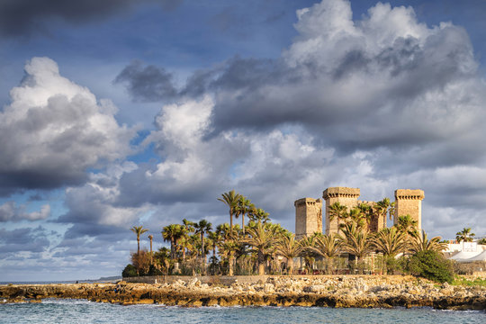 Italia, Italy, Apulia, Puglia. Salento, Salentine Peninsula. Lecce District. Santa Maria al Bagno. Torre Fiume also known as Quattro Colonne (4 Colomns) fortress.