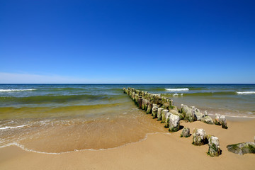 Fototapeta na wymiar Baltic coast and the old breakwater