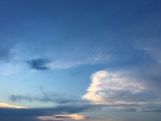 Naklejka na ściany i meble cielo con nuvole al tramonto