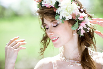 Naklejka premium Closeup blonde bride with fashion wedding hairstyle and makeup