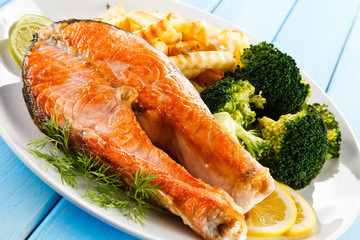 Grilled salmon and vegetables 