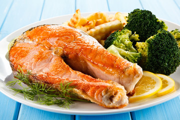 Grilled salmon and vegetables 