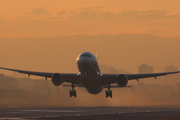 飛行機　離陸　早朝