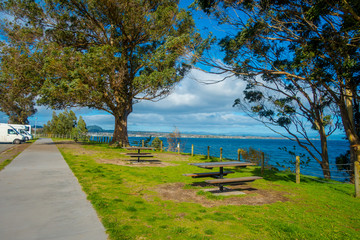 Obraz premium Beautiful view of lovely Lake Taupo with mountains an city in the background at spring, North Island of New Zealand with beautiful blue sky