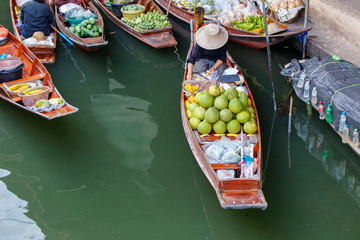 Obraz premium Damnoen Saduak floating market in Ratchaburi near Bangkok, Thailand
