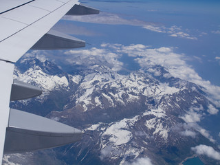  Die schneebedeckten Gipfel der Alpen aus einem Flugzeugfenster