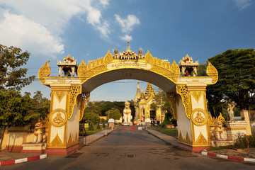 Entrance gate to Shwedagon Temple 