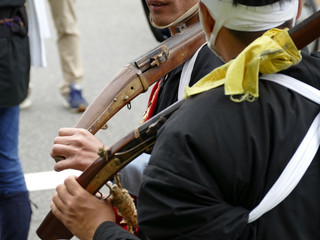火縄銃を担ぐ男たち