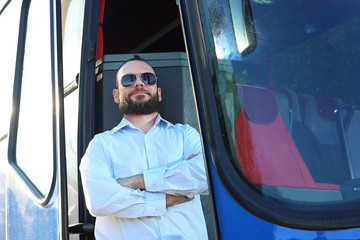 Fototapeta Kierowca autokaru wycieczkowego.Przystojny kierowca autobusu. obraz