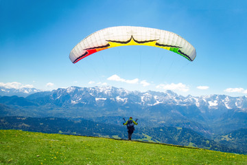 Paraglider beim Start am Wank