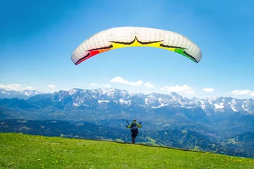 Gordijnen Paraglider beim Start am Wank © JuliaNaether