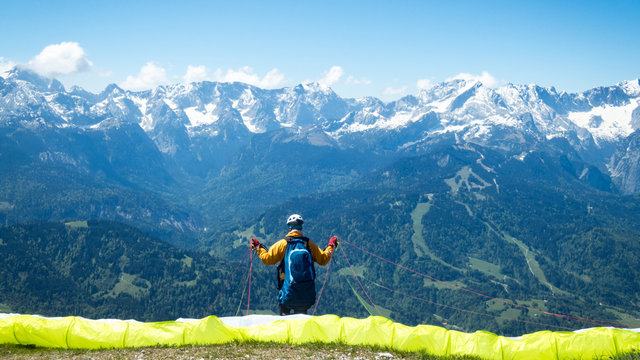    Paraglider im Allg&auml;u 