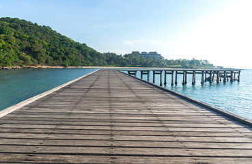 Fototapeta premium Wooden bridge to the ocean