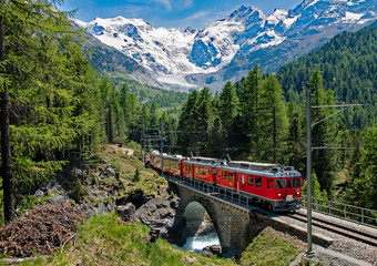 Fototapeta premium Bernina Red Train - Szwajcaria