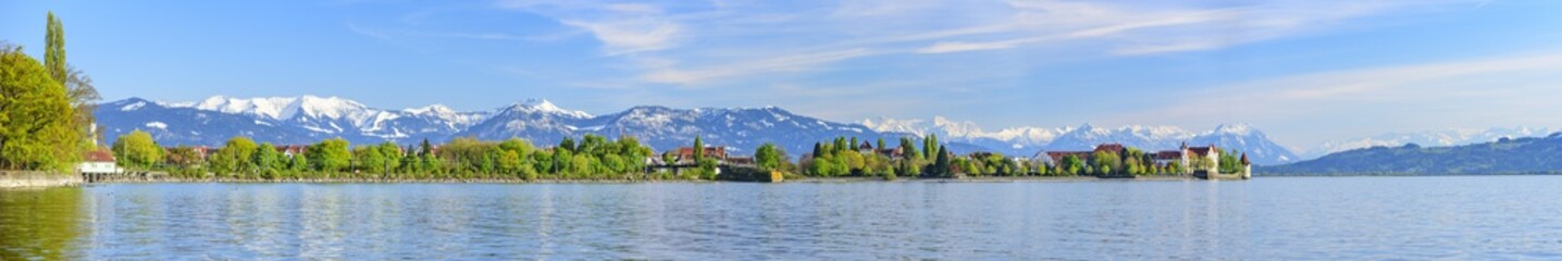Fototapeta na wymiar Frühling am Bodensee mit Blick auf Lindau und die Alpen 